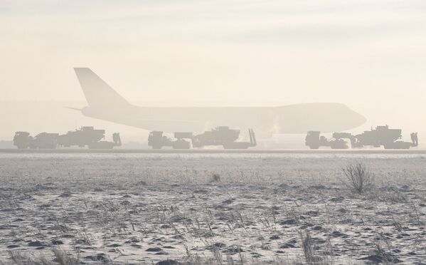 Đầu kéo quân sự dùng để kéo chiếc máy bay chở hàng An-124 của Hãng hàng không Volga-Dnepr, lăn bánh khỏi đường băng tại sân bay quốc tế Tolmachevo, Novosibirsk  - Sputnik Việt Nam