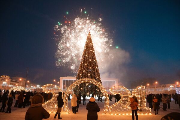 Pháo hoa trong lễ hội thắp đèn trên cây thông đón năm mới đầu tiên của đất nước ở Yakutsk - Sputnik Việt Nam