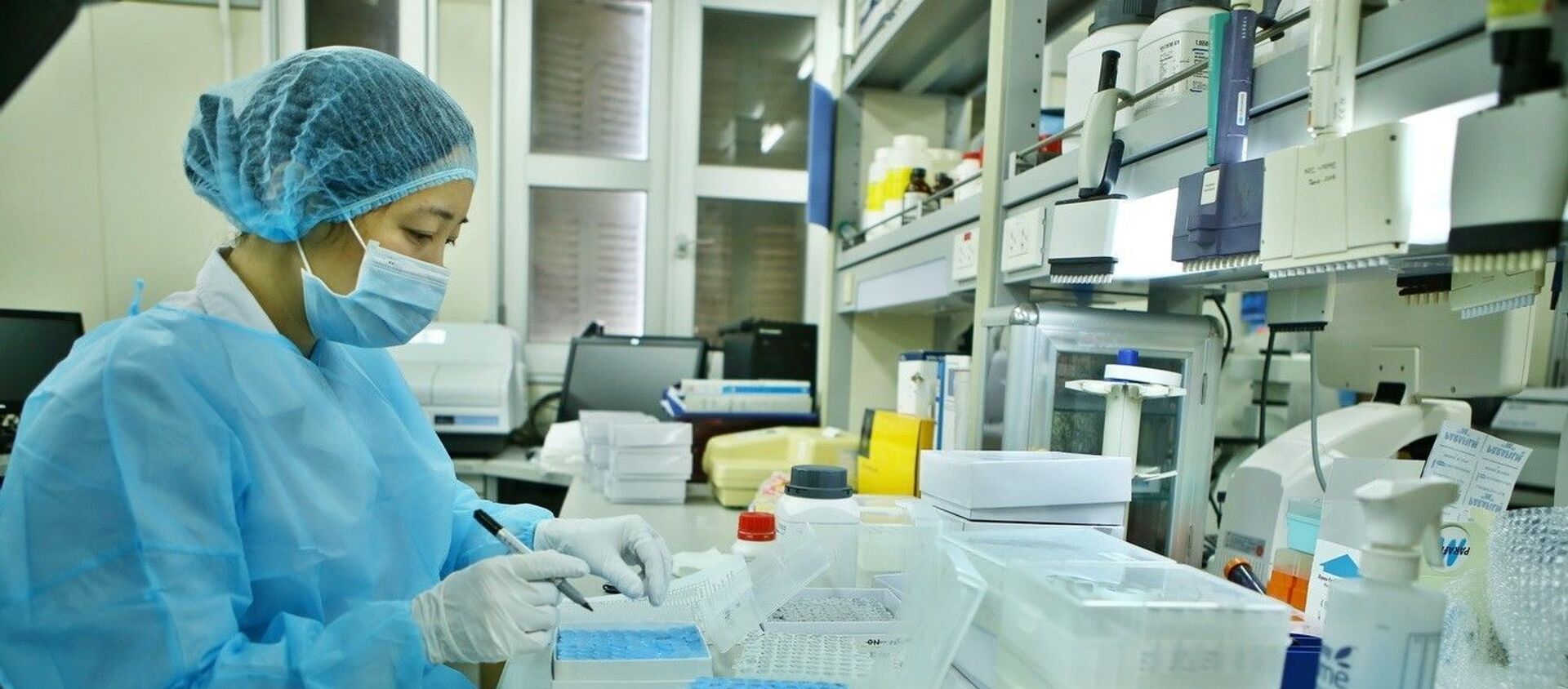 Thành tựu đặc biệt quan trọng của Viện trong phòng chống COVID-19 năm 2020 là phân lập thành công virus SARS-CoV-2 để sản xuất các test/kit xét nghiệm COVID-19 và tạo tiền đề quan trọng cho việc nghiên cứu, điều chế vaccine COVID-19.  - Sputnik Việt Nam, 1920, 05.12.2020