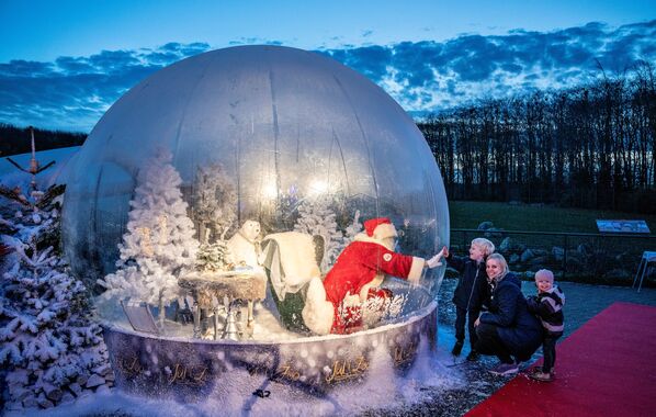Ông già Noel Santa Claus trên quả bóng trong lễ khai mạc mùa Giáng sinh ở Đan Mạch - Sputnik Việt Nam