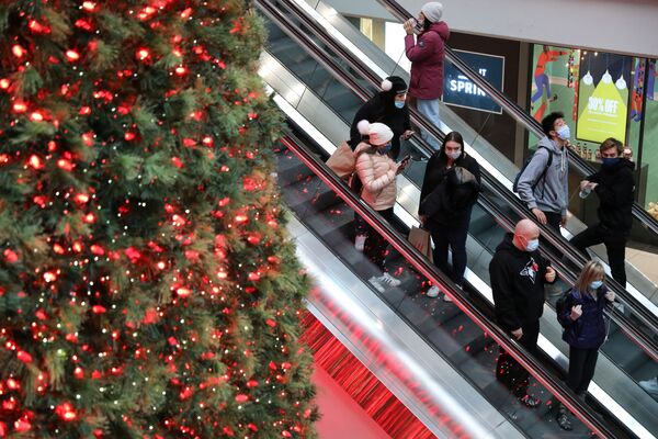 Cây thông Noel trong Trung tâm mua sắm ở Canada - Sputnik Việt Nam