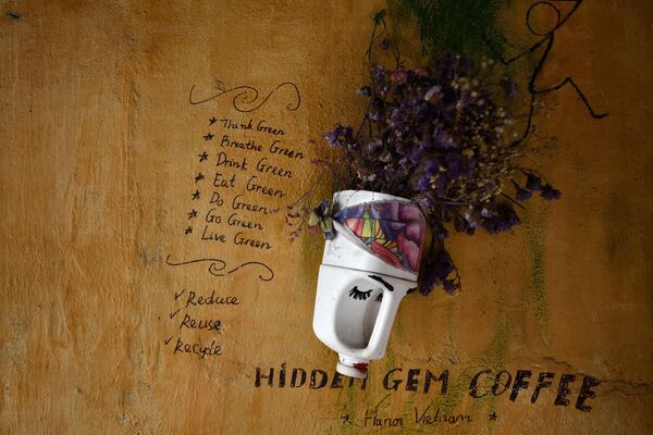 Những dòng chữ về chủ đề môi trường trên tường  quán Cà phê Hidden Gem ở Hà Nội - Sputnik Việt Nam
