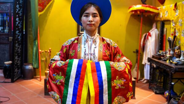 Cô gái trong trang phục trên cơ sở mô-tip truyền thống ở Hà Nội  - Sputnik Việt Nam