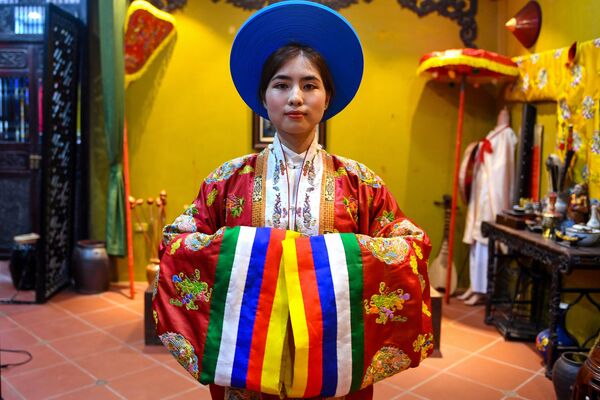 Cô gái trong trang phục trên cơ sở mô-tip truyền thống ở Hà Nội  - Sputnik Việt Nam