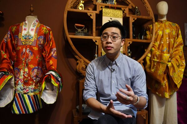 Doanh nhân Nguyễn Đức Lộc, người sáng lập Công ty trang phục truyền thống Ỷ Vân Hiên trả lời phỏng vấn ở Hà Nội  - Sputnik Việt Nam