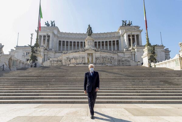 Tổng thống Ý Sergio Mattarella đeo khẩu trang bước xuống cầu thang Altare della Patria - Sputnik Việt Nam
