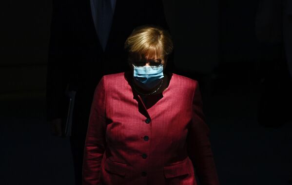 Thủ tướng Đức Angela Merkel đeo khẩu trang bảo vệ - Sputnik Việt Nam