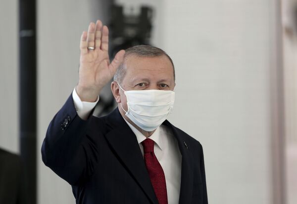 Tổng thống Thổ Nhĩ Kỳ Recep Tayyip Erdogan đeo khẩu trang y tế bảo vệ trong bệnh viện ở Istanbul - Sputnik Việt Nam