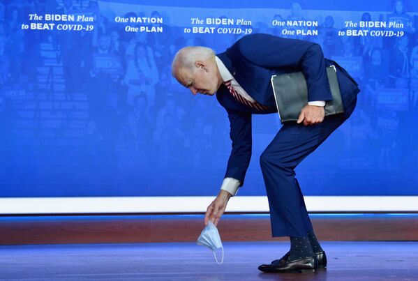 Ứng cử viên tổng thống Mỹ Joe Biden nghiêng người trên chiếc khẩu trang y tế bị rơi - Sputnik Việt Nam
