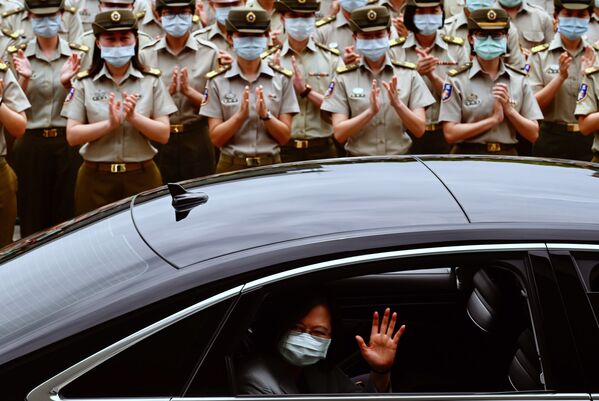Tổng thống Đài Loan Thái Anh Văn, đeo khẩu trang y tế bảo vệ, vẫy tay từ cửa sổ xe ô tô nguyên thủ - Sputnik Việt Nam