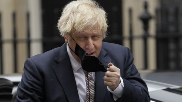 Thủ tướng Anh Boris Johnson tháo khẩu trang - Sputnik Việt Nam
