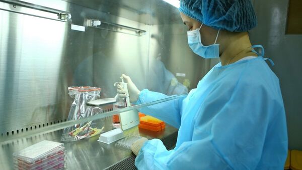 Thành tựu đặc biệt quan trọng của Viện trong phòng chống COVID-19 năm 2020 là phân lập thành công virus SARS-CoV-2 để sản xuất các test/kit xét nghiệm COVID-19 và tạo tiền đề quan trọng cho việc nghiên cứu, điều chế vaccine COVID-19. - Sputnik Việt Nam