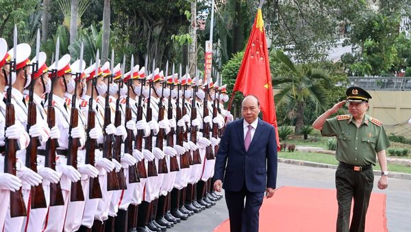 Thủ tướng Nguyễn Xuân Phúc duyệt đội danh dự Công an nhân dân. - Sputnik Việt Nam