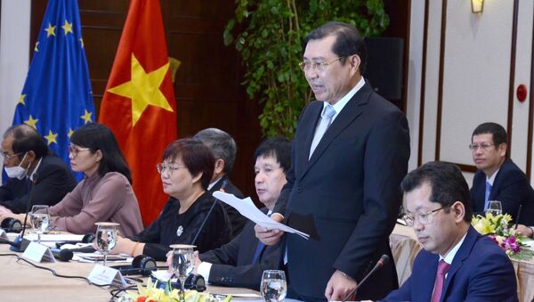 Chủ tịch UBND thành phố Đà Nẵng Huỳnh Đức Thơ (thứ 2, từ phải sang) phát biểu trong buổi làm việc. - Sputnik Việt Nam