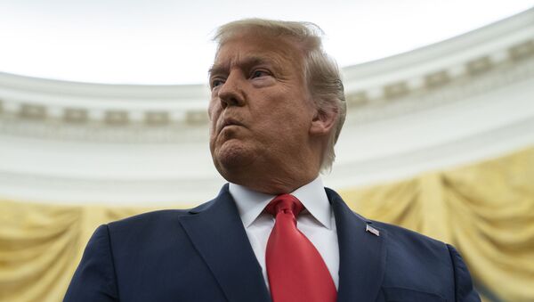 Tổng thống Donald Trump lắng nghe câu hỏi trong buổi lễ trao tặng Huân chương Tự do của Tổng thống cho cựu huấn luyện viên bóng đá Lou Holtz, tại Phòng Bầu dục của Nhà Trắng, Thứ Năm, ngày 3 tháng 12 năm 2020, ở Washington. - Sputnik Việt Nam