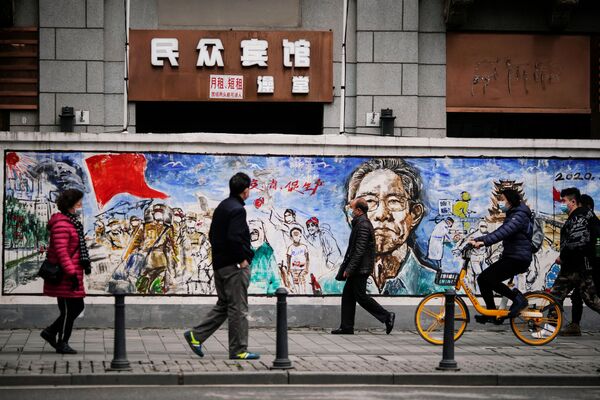 Những người mang khẩu trang trước bức vẽ graffiti ở Vũ Hán, gần một năm sau khi đại dịch bắt đầu - Sputnik Việt Nam