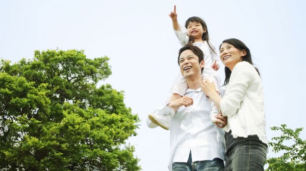 Gia đình Nhật đi dạo trong công viên - Sputnik Việt Nam
