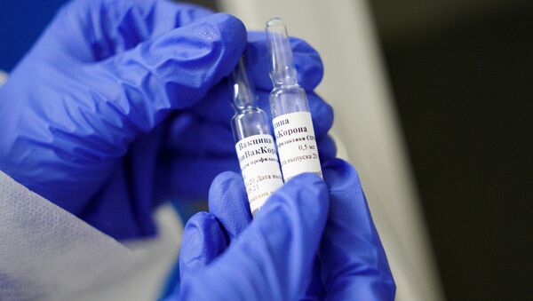 Một y tá trình diễn ống chứa vắc-xin EpiVacCorona trong một phòng điều trị ở Kaliningrad. - Sputnik Việt Nam