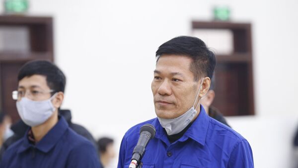 Bị cáo Nguyễn Nhật Cảm (sinh năm 1963, nguyên Giám đốc CDC Hà Nội) khai báo trước Hội đồng xét xử. - Sputnik Việt Nam