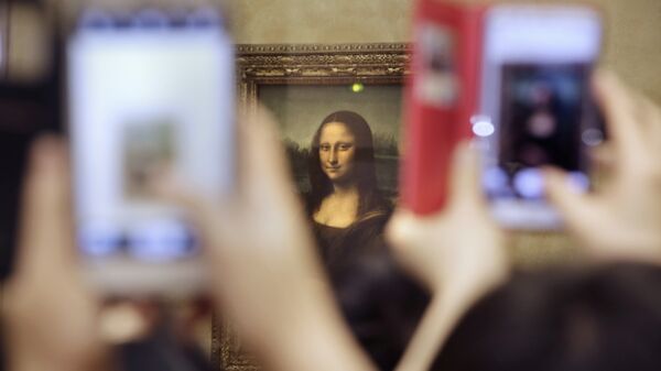 Bức Mona Lisa của Leonardo da Vinci tại bảo tàng Louvre, Paris - Sputnik Việt Nam