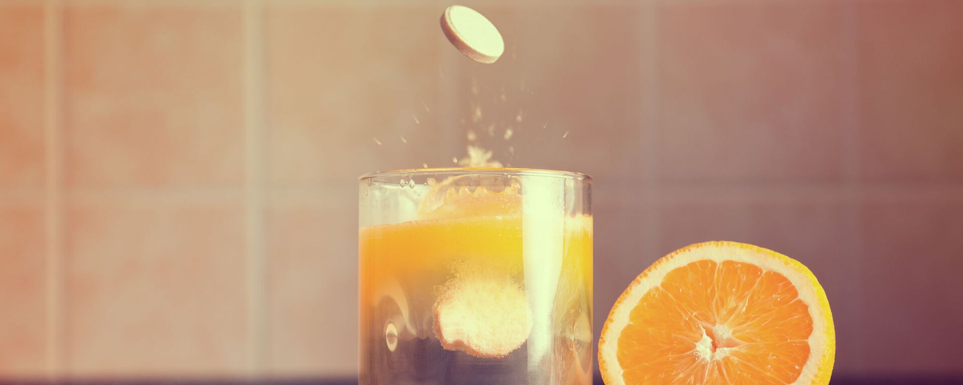 Viên sủi vitamin C và quả cam - Sputnik Việt Nam, 1920, 16.02.2022