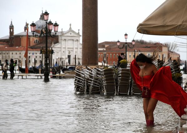 Người mẫu trên Quảng trường St. Marco bị ngập lụt ở Venice, Ý - Sputnik Việt Nam
