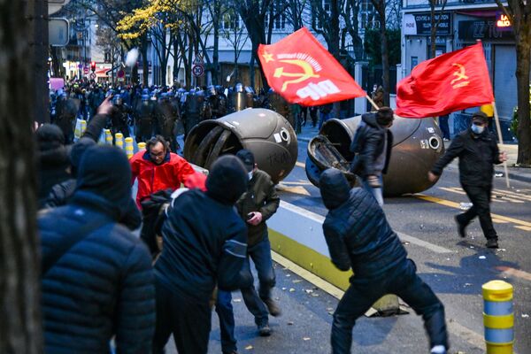 Cảnh sát và những người biểu tình chống lại Dự luật An ninh Toàn cầu ở Paris - Sputnik Việt Nam
