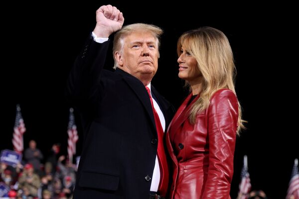 Tổng thống Mỹ Donald Trump và phu nhân Melania trong chiến dịch tranh cử ở Georgia - Sputnik Việt Nam
