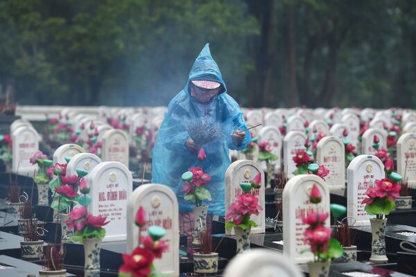 Du khách thắp nén nhang tại Nghĩa trang liệt sĩ Trường Sơn, Việt Nam - Sputnik Việt Nam