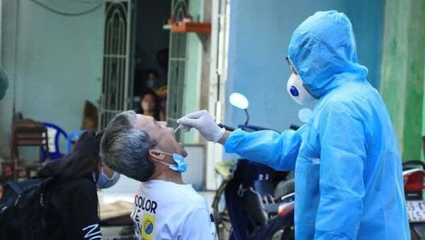Nhân viên y tế lấy mẫu xét nghiệm người dân trong khu vực Lô E, Lò Gốm (Phường 7, Quận 6).  - Sputnik Việt Nam