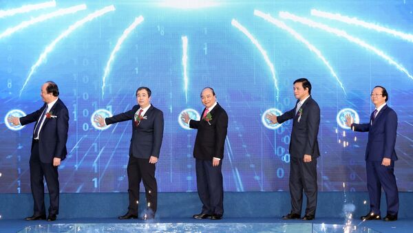 Thủ tướng Nguyễn Xuân Phúc và các đại biểu thực hiện nghi thức khởi động dự án - Sputnik Việt Nam