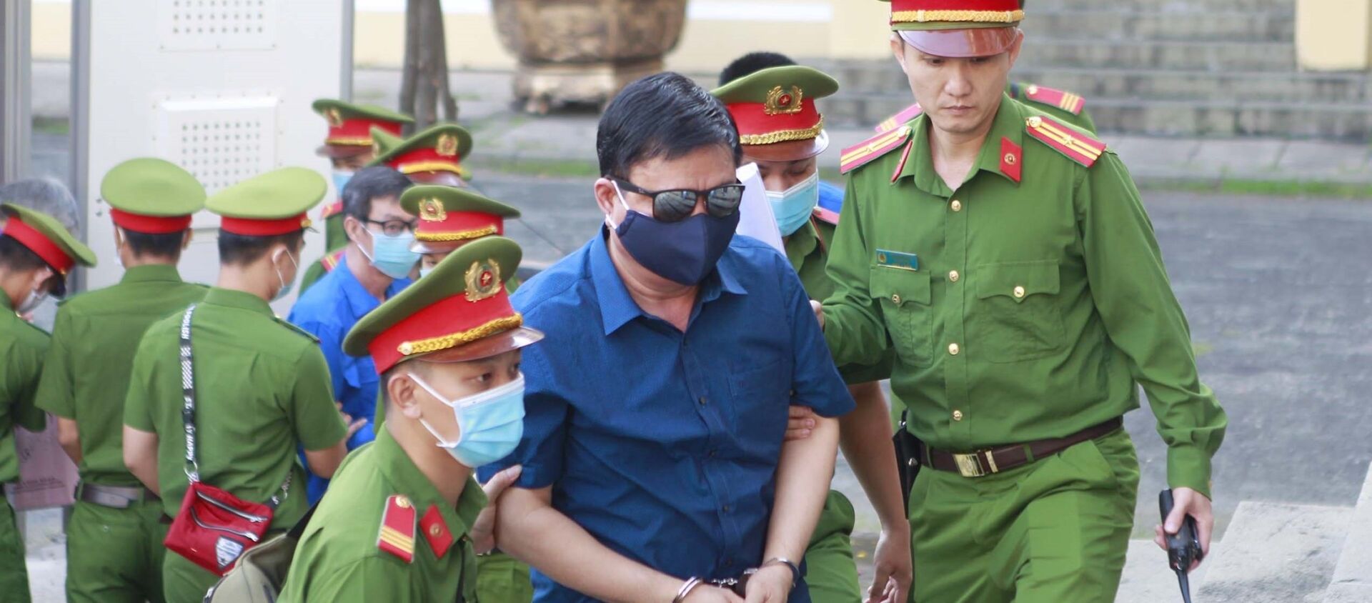 Bị cáo Đinh La Thăng (nguyên Bộ trưởng Bộ Giao thông Vận tải từ tháng 8/2011 - 2/2016) được đưa đến phiên tòa xét xử. - Sputnik Việt Nam, 1920, 14.12.2020