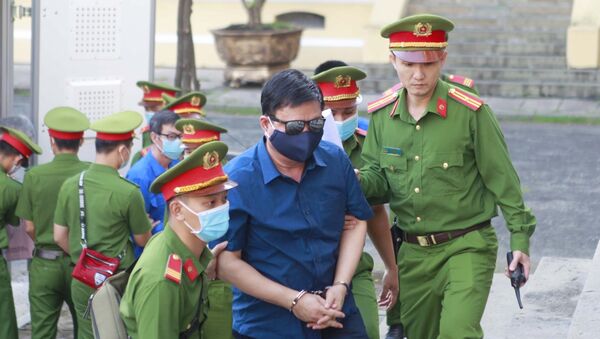Bị cáo Đinh La Thăng (nguyên Bộ trưởng Bộ Giao thông Vận tải từ tháng 8/2011 - 2/2016) được đưa đến phiên tòa xét xử. - Sputnik Việt Nam