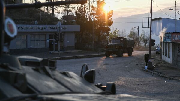Lực lượng gìn giữ hòa bình Nga trên một con phố ở thành phố Lachin (Berdzor) ở Nagorno-Karabakh - Sputnik Việt Nam