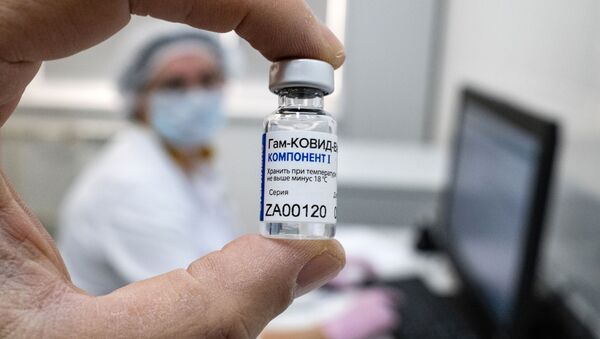 Một nhân viên y tế trình diễn Thành phần 1 của vắc-xin Sputnik V coronavirus tại trung tâm tiêm chủng của một phòng khám đa khoa thành phố ở Moscow - Sputnik Việt Nam