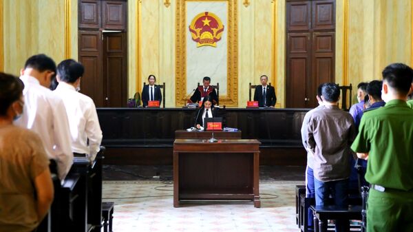 Hội đồng xét xử công bố quyết định đưa vụ án ra xét xử. - Sputnik Việt Nam