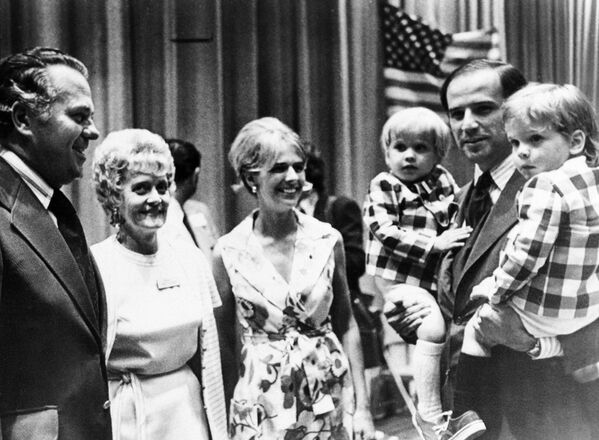Thượng nghị sĩ Joe Biden với các con trai của mình tại đại hội đảng Dân chủ, 1972 - Sputnik Việt Nam