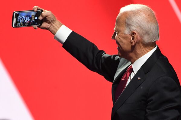 Cựu Phó tổng thống Joe Biden chụp ảnh selfie với những người ủng hộ ở Ohio, 2019 - Sputnik Việt Nam