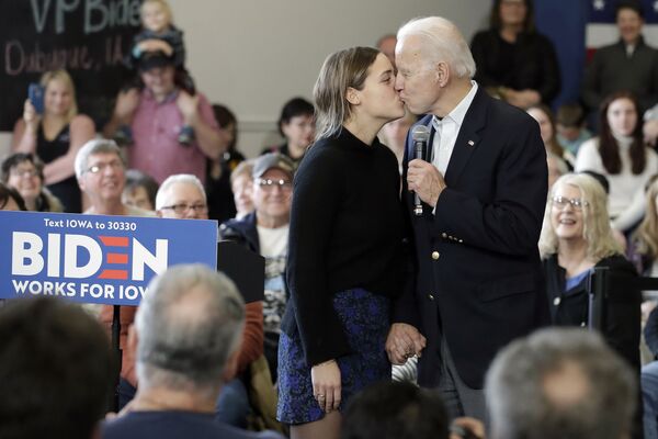 Cựu Phó Tổng thống Joe Biden hôn cháu gái trong chiến dịch tranh cử tổng thống năm 2020 - Sputnik Việt Nam