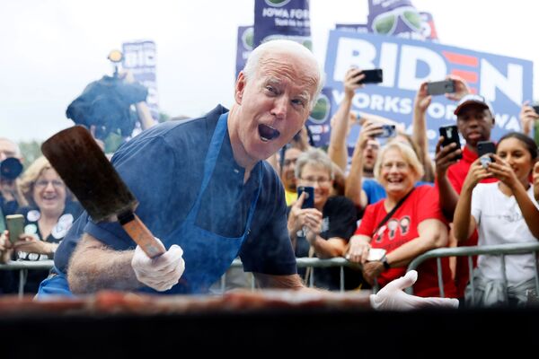 Ứng cử viên tổng thống Mỹ Joe Biden nướng bít tết, 2019 - Sputnik Việt Nam