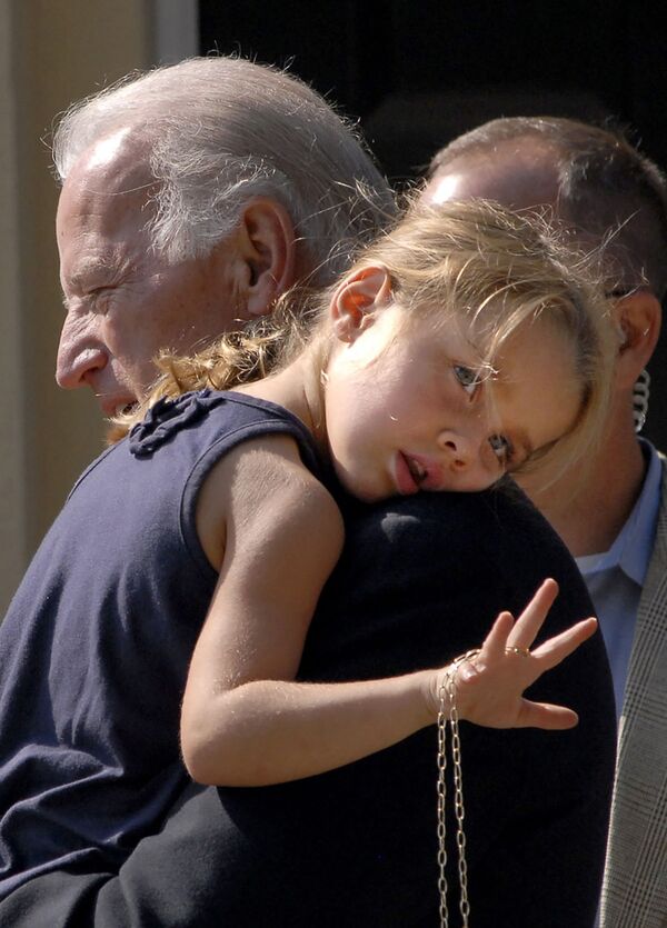 Thượng nghị sĩ Joe Biden với cháu gái sau buổi lễ nhà thờ, 2008 - Sputnik Việt Nam
