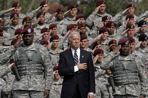 Phó Tổng thống Joe Biden hát quốc ca với quân đội trở về từ Iraq, 2009 - Sputnik Việt Nam