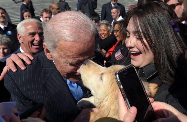 Cựu Phó Tổng thống Joe Biden với chú chó ở Washington, 2017 - Sputnik Việt Nam