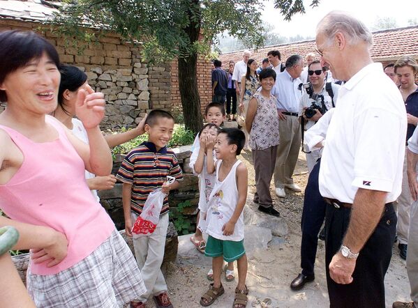 Joe Biden, Chủ tịch Ủy ban Đối ngoại Thượng viện Hoa Kỳ, trong chuyến thăm làng Yanziko ở miền bắc Trung Quốc, 2001 - Sputnik Việt Nam