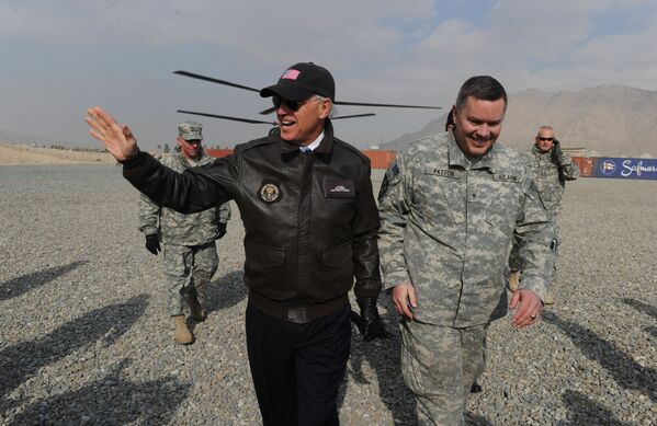 Phó Tổng thống Hoa Kỳ Joe Biden tại Trung tâm Huấn luyện Quân đội Quốc gia Afghanistan (ANA) ở Kabul, 2011 - Sputnik Việt Nam