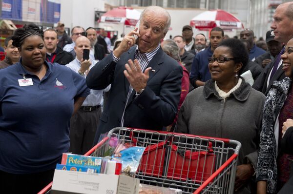 Phó Tổng thống Hoa Kỳ Joe Biden thăm một cửa hàng Costco ở Washington DC, 2012 - Sputnik Việt Nam