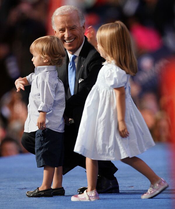 Thượng nghị sĩ Joe Biden, ứng cử viên phó tổng thống từ đảng Dân chủ với cháu trai và cháu gái ở Denver, 2008 - Sputnik Việt Nam