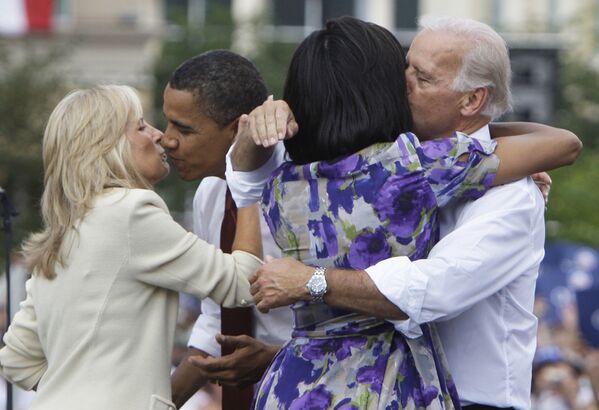 Ứng cử viên tổng thống Barack Obama và ứng cử viên phó tổng thống Joe Biden với vợ của họ, 2008 - Sputnik Việt Nam