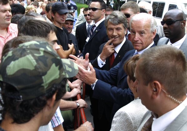 Phó Tổng thống Mỹ Joseph Biden và Tổng thống Ukraina Viktor Yushchenko trong cuộc gặp với người dân ở Kiev - Sputnik Việt Nam