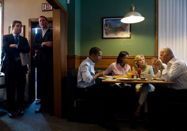 Ứng cử viên tổng thống Barack Obama và ứng cử viên phó tổng thống Joe Biden cùng vợ trong bữa sáng, 2008 - Sputnik Việt Nam